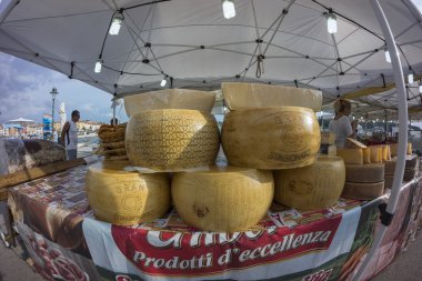 Rovinj piyasada İtalyan peynir