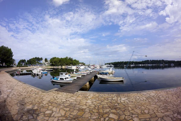 Malé plachetnice v letovisku Zelena Laguna Porec — Stock fotografie