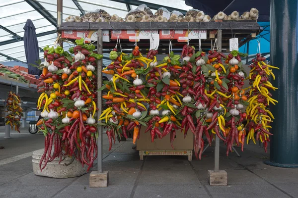 Peperoni misti su un mercato a Rovigno — Foto Stock