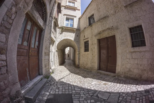 Uitzicht op straat in de oude stad Trogir — Stockfoto