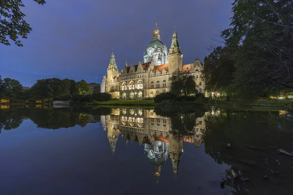 Lnew radnice v Hannoveru, Německo v noci — Stock fotografie