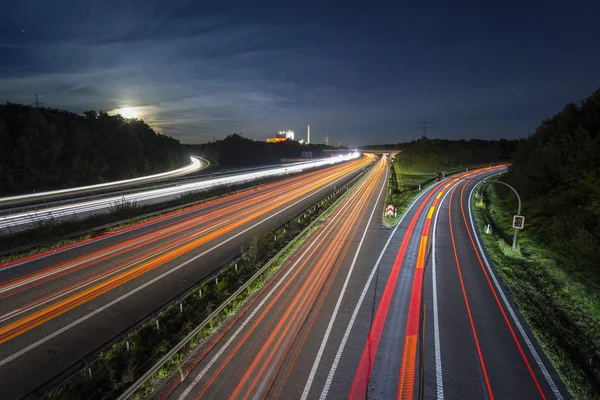 Snelweg A2 in Hannover, Duitsland in de nacht — Stockfoto