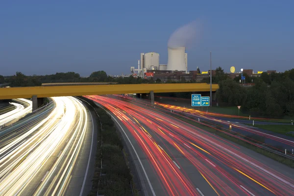 Motorväg A2 i Hannover, Tyskland på natten Stockbild