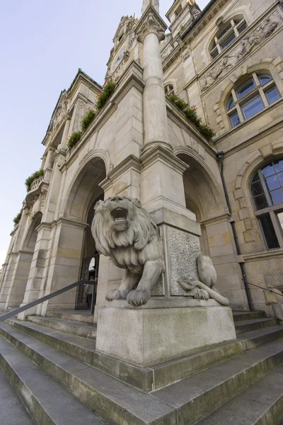 Standbeeld van Leeuw, een nieuw stadhuis in Hanove — Stockfoto