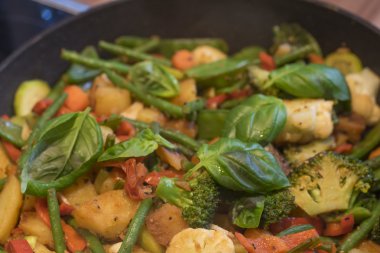 Bir tava üzerinde taze sebze