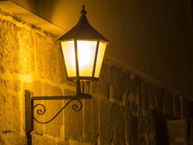 Geleneksel eski sokak lambası, gece taş duvar