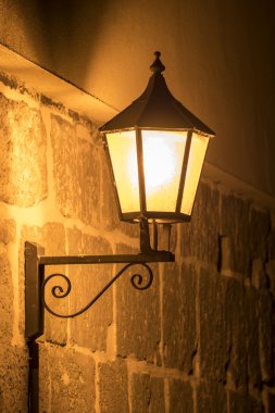Geleneksel eski sokak lambası, gece taş duvar