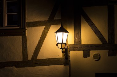 Geleneksel eski sokak lambası, gece taş duvar