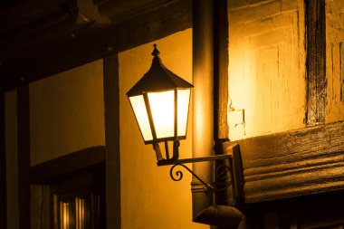 Geleneksel eski sokak lambası, gece taş duvar