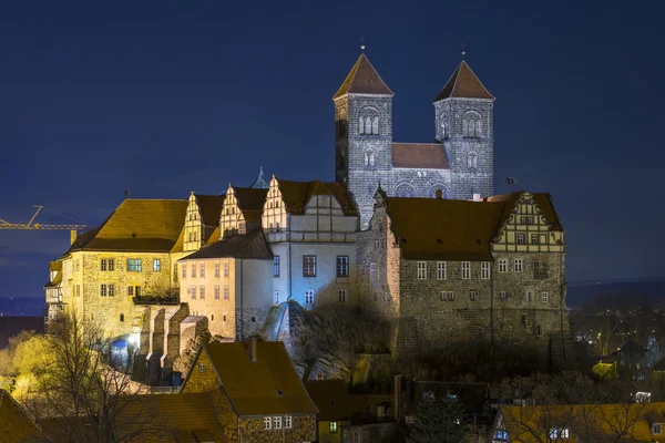 晚上的中世纪小镇奎德林堡的剪影 — 图库照片