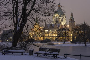 Rathaus Hannover kışın
