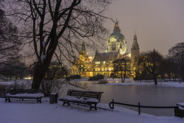 Rathaus Hannover kışın