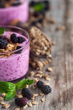 Granola arka plan ile Smothie