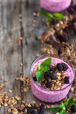 Granola arka plan ile Smothie