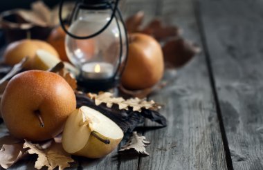 Asya armut, fener ve sonbahar yaprakları arka plan