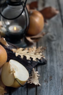 Asya armut, fener ve sonbahar yaprakları arka plan