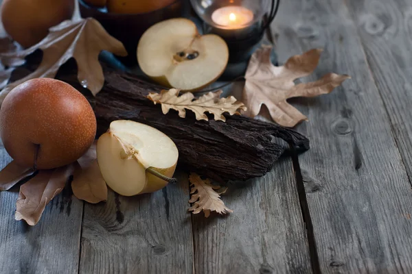 Peras asiáticas, linterna y hojas de otoño —  Fotos de Stock