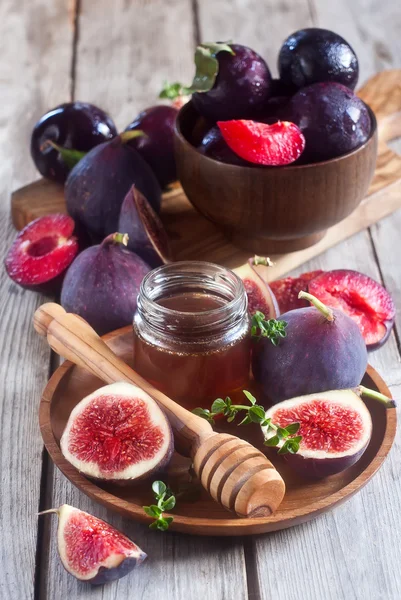 Figs, plums and honey — Stock Photo, Image