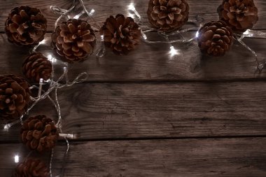 Çam kozalakları ve garland arka plan