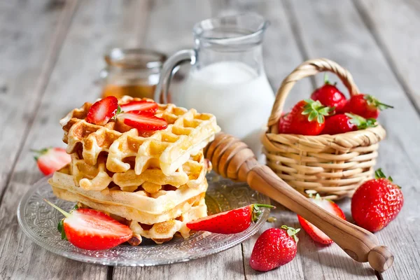 Waffles with strawberry abd honey — Stock Photo, Image