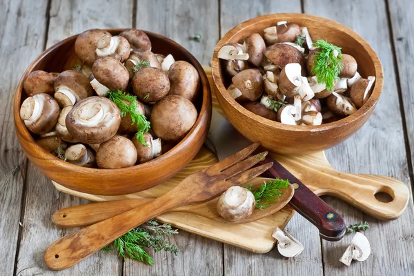 Paddestoelen in kommen — Stockfoto