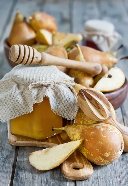 Pears and honey — Stock Photo, Image