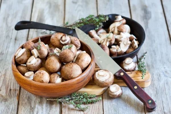 Champignons dans un bol et une casserole — Photo