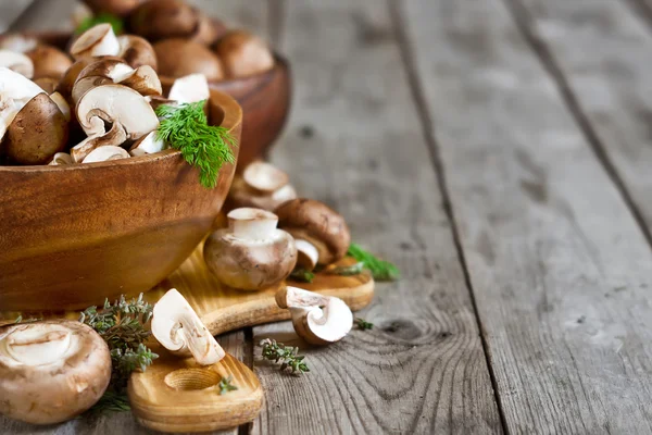 Paddestoelen in kommen achtergrond — Stockfoto