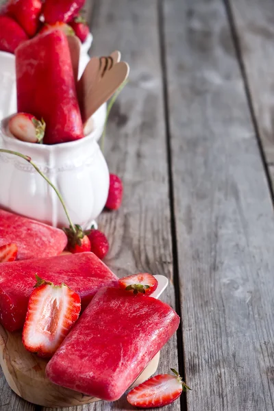 Fragola ghiaccioli sfondo — Foto Stock