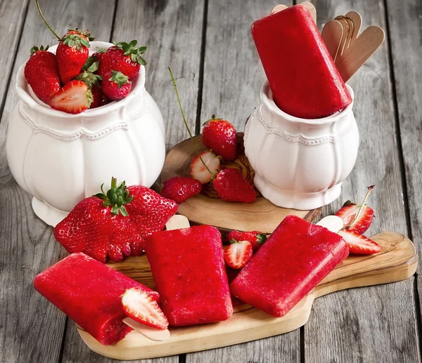 Strawberry popsicles — Stockfoto