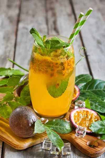 Passievruchten limonade — Stockfoto