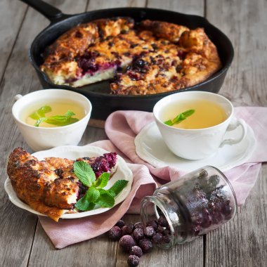 Siyah frenk üzümü pasta çay ile