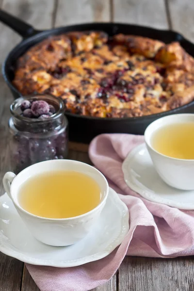 Black currant pie with tea — Stock Photo, Image