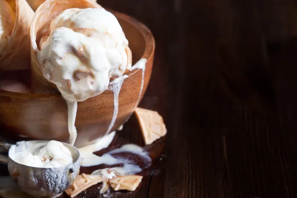 Соленое карамельное мороженое — стоковое фото