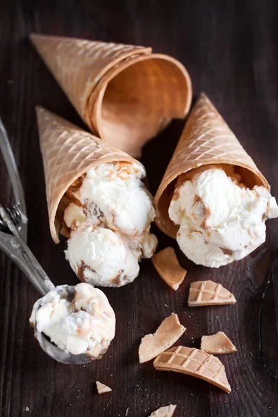 Glace au caramel salé Image En Vente