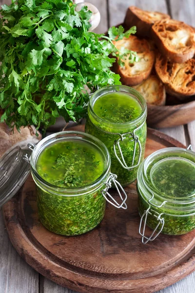 Kişniş pesto kavanoz