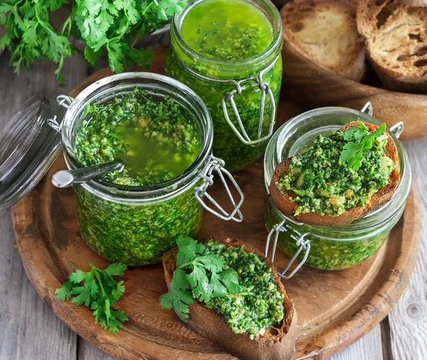 Kişniş pesto kavanoz