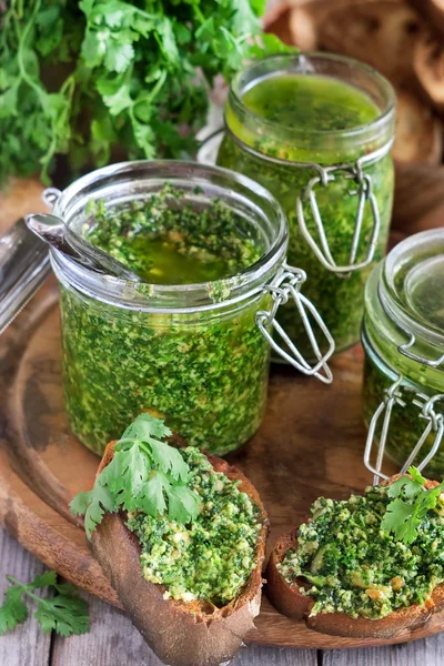 Kişniş pesto kavanoz