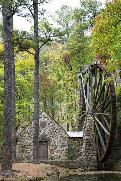 Schöne Wassermühle in den Bäumen — Stockfoto