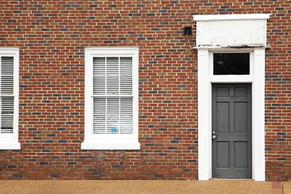 Drzwi i okna w budynku z czerwonej cegły — Zdjęcie stockowe
