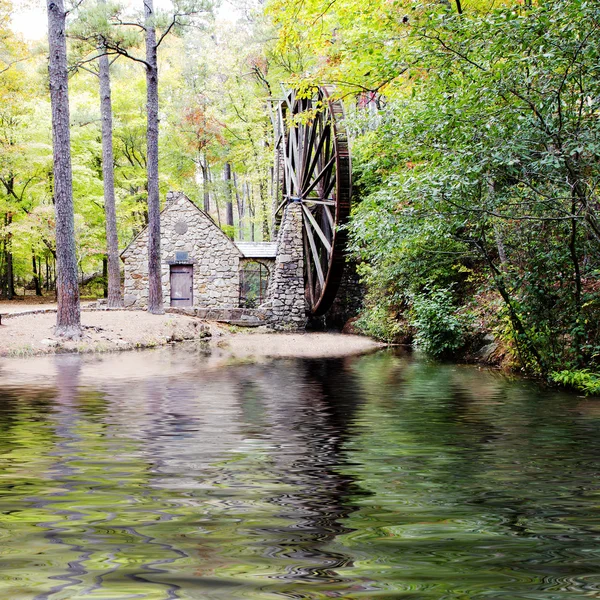 Molino y rueda reflejándose en el agua — Foto de Stock