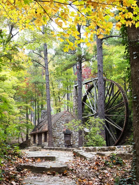 Mühle versteckt im Wald — Stockfoto