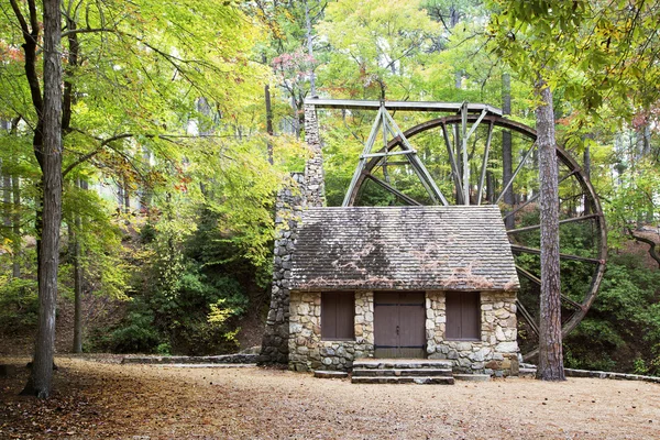 Horizontale Wassermühle im Wald lizenzfreie Stockbilder