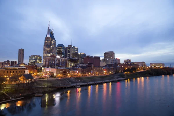 Nashville en el crepúsculo y luces en el agua Imagen De Stock