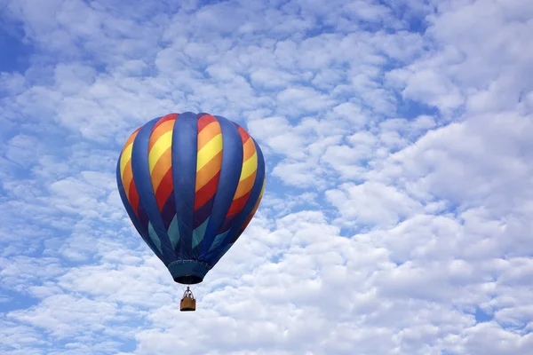 Balon na ogrzane powietrze na niebie — Zdjęcie stockowe