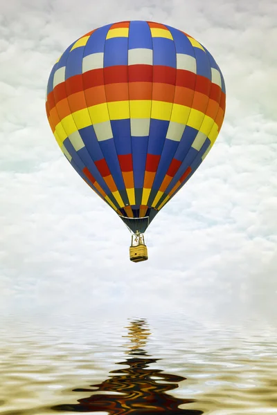 Globo de aire caliente colorido reflejándose en el agua —  Fotos de Stock