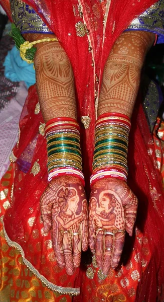 indian wedding, the girl show mehandi hand with colourfull banarasi saree wearing .