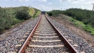 Alkollü köprüde tren yolu boyunca yürüyorum..
