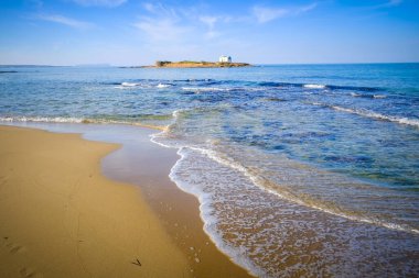 Kapelle auf der Insel Afentis Christos Malia, Kreta, Griechenland 'da. Sicht auf die Insel von Malia Sahili onun gesehen 'i. Sandstrand mit leichten Wellen.