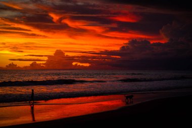 Ubud, Bali sahilinde gün batımı
